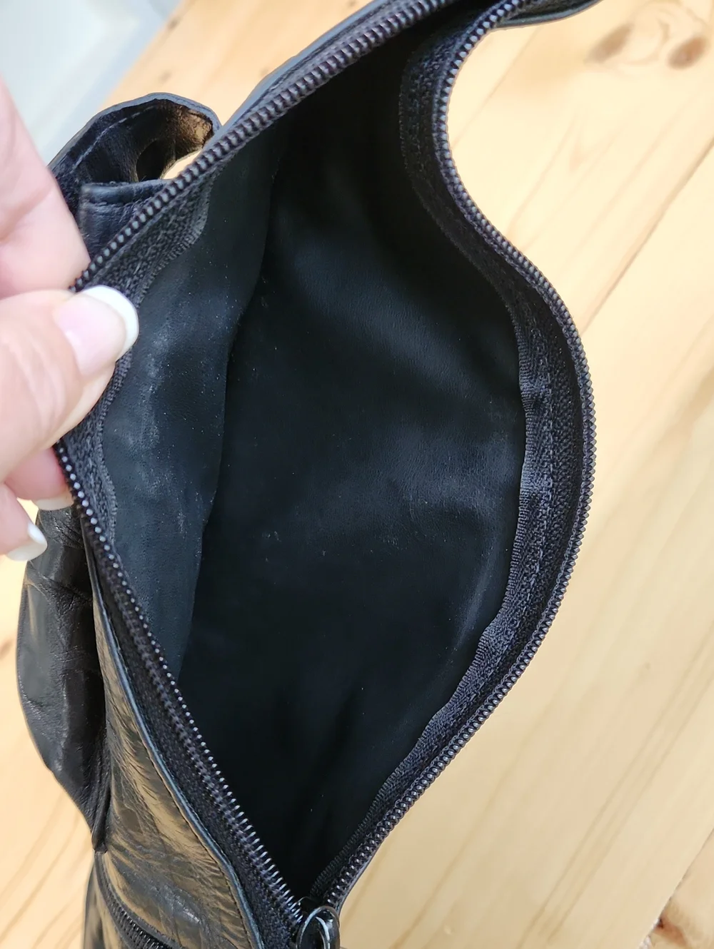 Vintage Due Fratelli Embossed Leather Sling Bag Black Crossbody Chest Pack Y2K